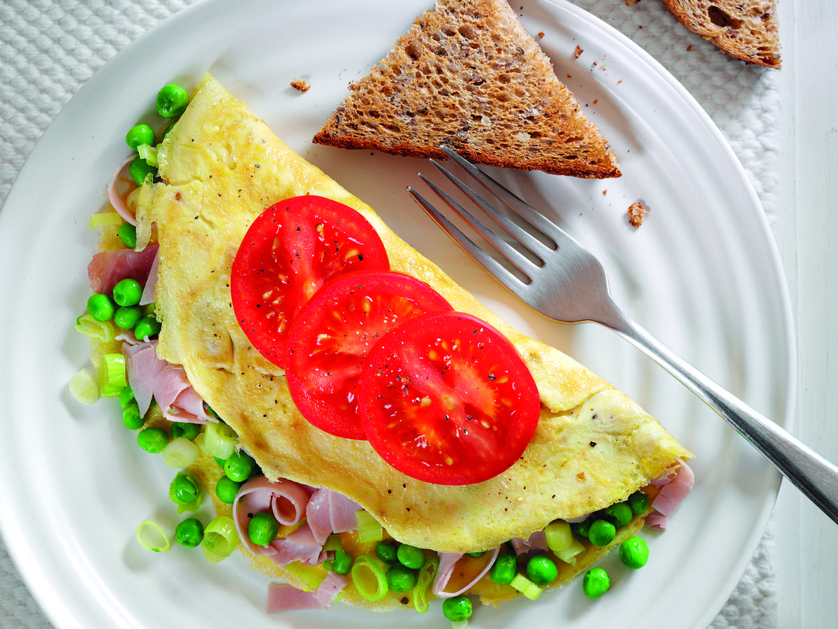 Microwave ham and tomato omelette