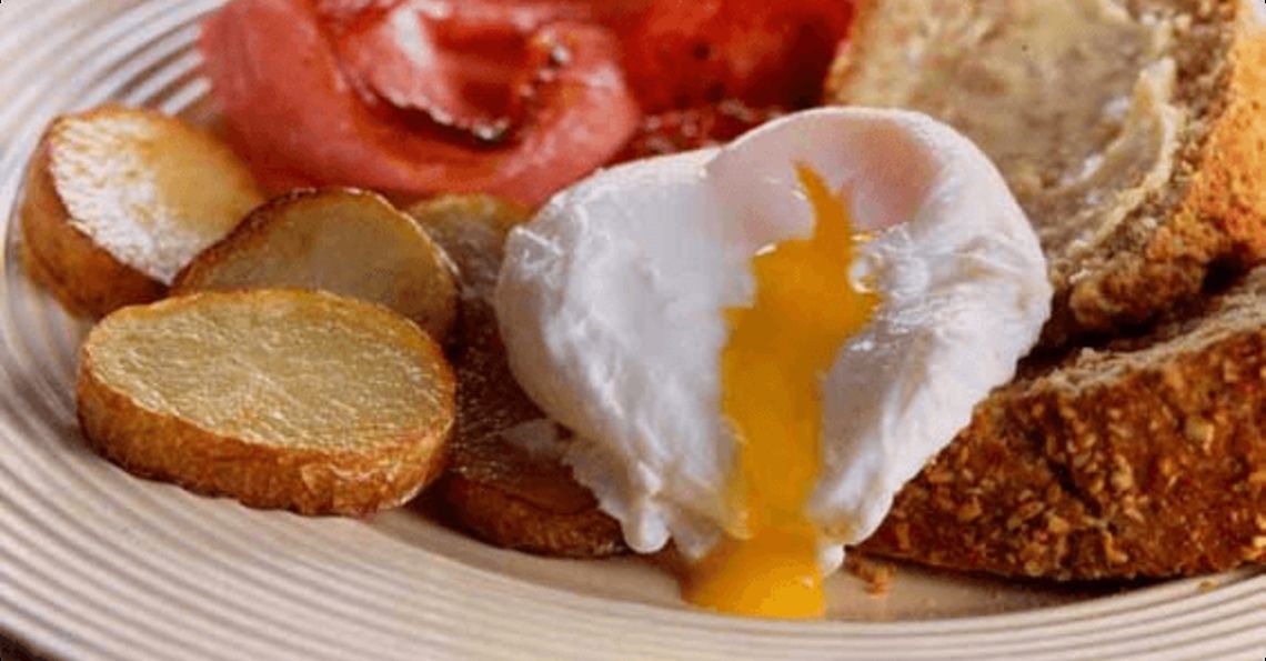 Soda bread, eggs, bacon and fried potatoes