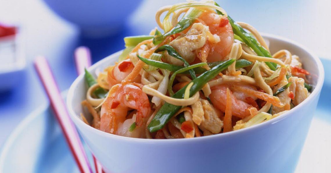 Chow mein with prawns