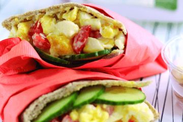 Egg and tomato pitta pockets