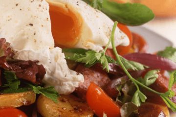 Salad with poached eggs & chorizo