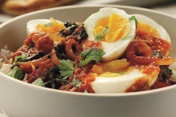 Fiery egg and spinach curry