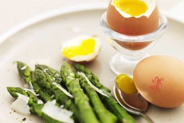 Boiled eggs and asparagus spears